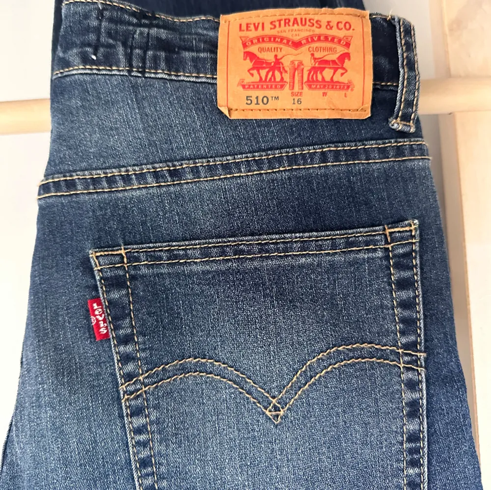 Hej säljer min jeans från Levi’s som är i nyskick. ✨. Jeans & Byxor.