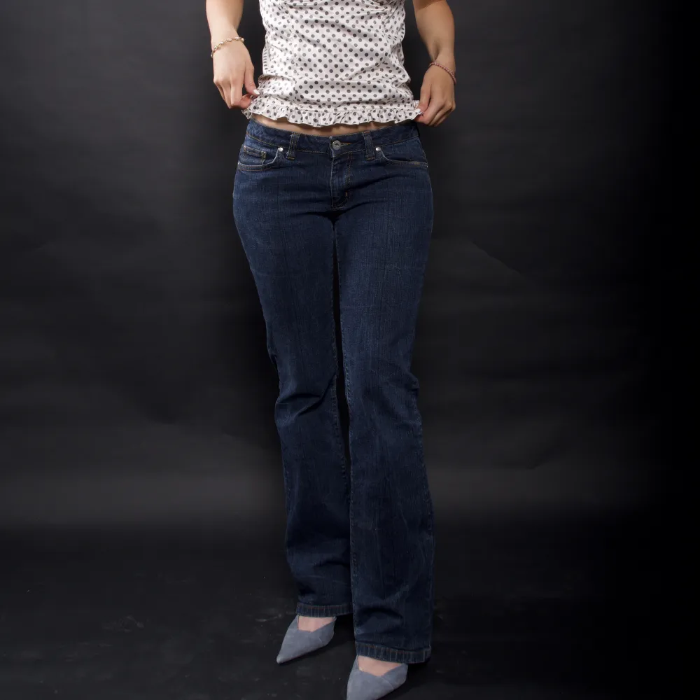 Så fina lågmidjade mörkblåa jeans💥💥 midjemått: 76 cm Ytterbenslängd: 103 cm (hon på bilden är ca 170 cm). Jeans & Byxor.