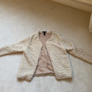 En kofta ifrån H&M - Det är en kofta ifrån hm men den finns inte kvar i lager längre, den e vintage 