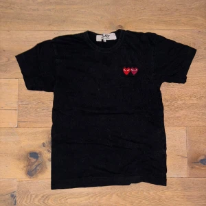CDG t-shirt - Svart CDG T-shirt storlek S. Väldigt snygg, men har tyvärr blivit för liten för mig. Nypris 1000