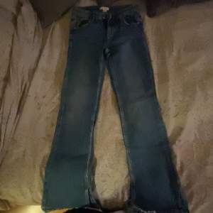 Sjukt snygga utsvängda jeans med slits från Gina Young!! Säljer då dom inte passar mig. Skriv för fler bilder och frågor💞