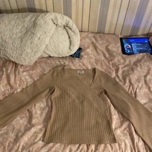 Tröja med utsvängda armar - En jätte fin beige långärmad med utsvängda armar från bubbleroom! Använd ett par gånger därför är den billig! 50+frakt