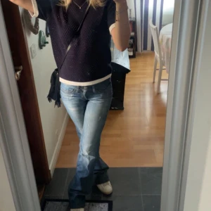Lågmidjade Only Jeans - Sjukt snygga lågmidjade only jeans🤍 W:26 L:34 De är ganska slitna längst ner då de är för långa för mig och kan såklart skicka bild på det om det önskas🤍Jag är 168 och brukar ha 34 i jeans