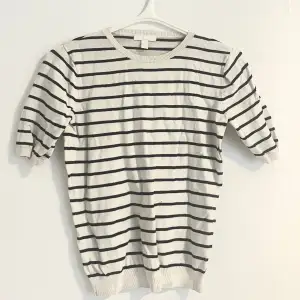 Stickad svart/vit randig t-shirt från Hm. Storlek S.🤍🖤