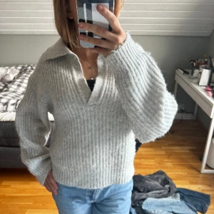 Stickad tröja  - Super fin stickad från Gina säljer så den inte kommer till användning längre den är sparsamt använd. Inga defekter osv