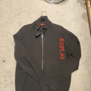 Replay full-zip  - Replay tröja i bra skick, inga defekter. Storlek L. Hör av er vid funderingar! 