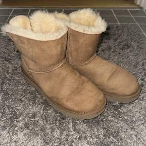 Super gulliga beige uggs med rosett. Använd bara ett fåtal gånger så inprincip nya.  Nypris ca 2200kr. Priset går alltid att diskutera.  Möts upp i Gbg/Mölndal om de behövs 💞