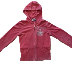 Rosa juicy tröja - En skitsnygg vintage juicy couture tröja i rosa! Säljer pga att den inte kommer till användning längre. Skriv gärna om du har några frågor!💗