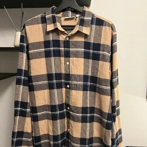 Flanell skjorta - Skjortan är helt ny och är alldeig använd pågrund av fel storlek. Meddela vid övriga frågor !