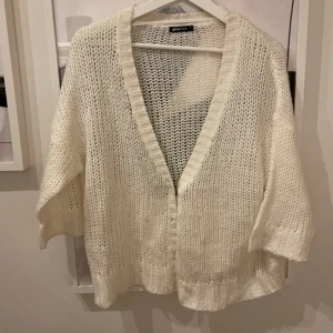 Kofta - Vit kofta i trekvartsärmad, lite genomskinlig. Har inte bild på!🫶🏻❤️