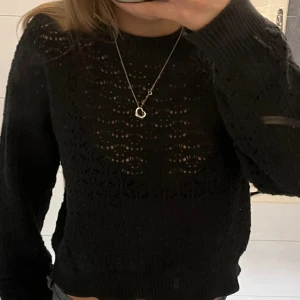 H&M stickad tröja - säljer svart h&m stickare svettad, aldrig sliten ny utan märken