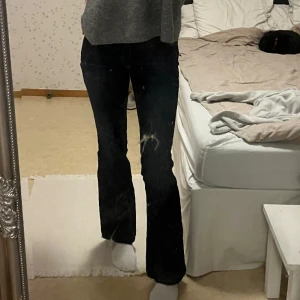 mörkblåa jeans  - Mörkblåa lågmidjade jeans🙏🏽står tyvärr ingen storlek, men passar mig som har 26/32! Jeansen är uppsprättade längst ner, men inget som man tänker på🥰