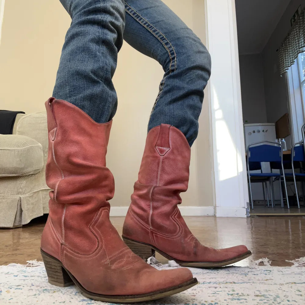 Fina röd/ korall färgade cowboy boots! De ska vara lite slitna i stilen, dock nästintill oanvända. . Skor.