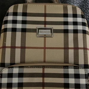 Fejk burberry? Ryggsäck - Köpte den på second hand, visste inte om den var fejk eller inte men antar att den är det. Skriv om ni vill se mer in på detalj på den. Den är väldigt hård och typ liten/mellan. Vintage typ. Pris kan diskuteras.