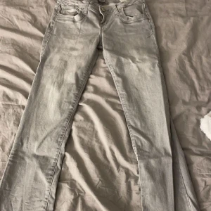 Ltb jeans  - Jag säljer nu mina populära ltb jeans i valerie. Super fina men kommer tyvärr inte till användning☺️  Dom är i väldigt bra skick, inga defekter & endast använda 3-4 gånger. Super sköna och stretchiga🌸hör av er vid intresse!!🤗oridinarie pris 830 kr