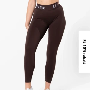 Relode tights - Säljer dessa ursnygga bruna tights från relode som formar sig så fint på kroppen!!😍Aldrig använda på gymmet. Nypris 699kr