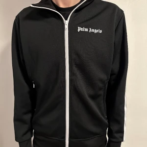 Palm Angels zip herr - Hjälper min kille att sälja sin superfina Palm Angels zip i storlek S. Använd fåtal gånger och är i superfint skick! Kom privat för fler egna bilder med den på🙌🏼