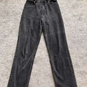 Svart/gråa jeans - Dessa har tyvärr blivit för små, jeansen är i gott skick💕 Rökfritt hem