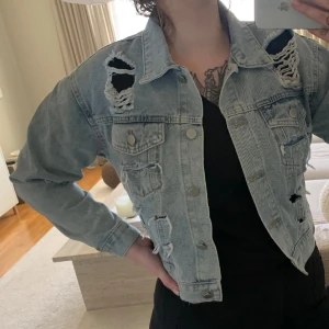 Jeansjacka  - Snygg jeansjacka till våren! Alla behöver en! 🩵 Knappt använd storlek S 