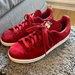 Stan Smith, mocka - Använda men i gott skick! Inget att anmärka på förutom det som syns på bilderna. Säljer pga för små för mig.  Impregnerade. Något mer mörkröd än på bilderna. 
