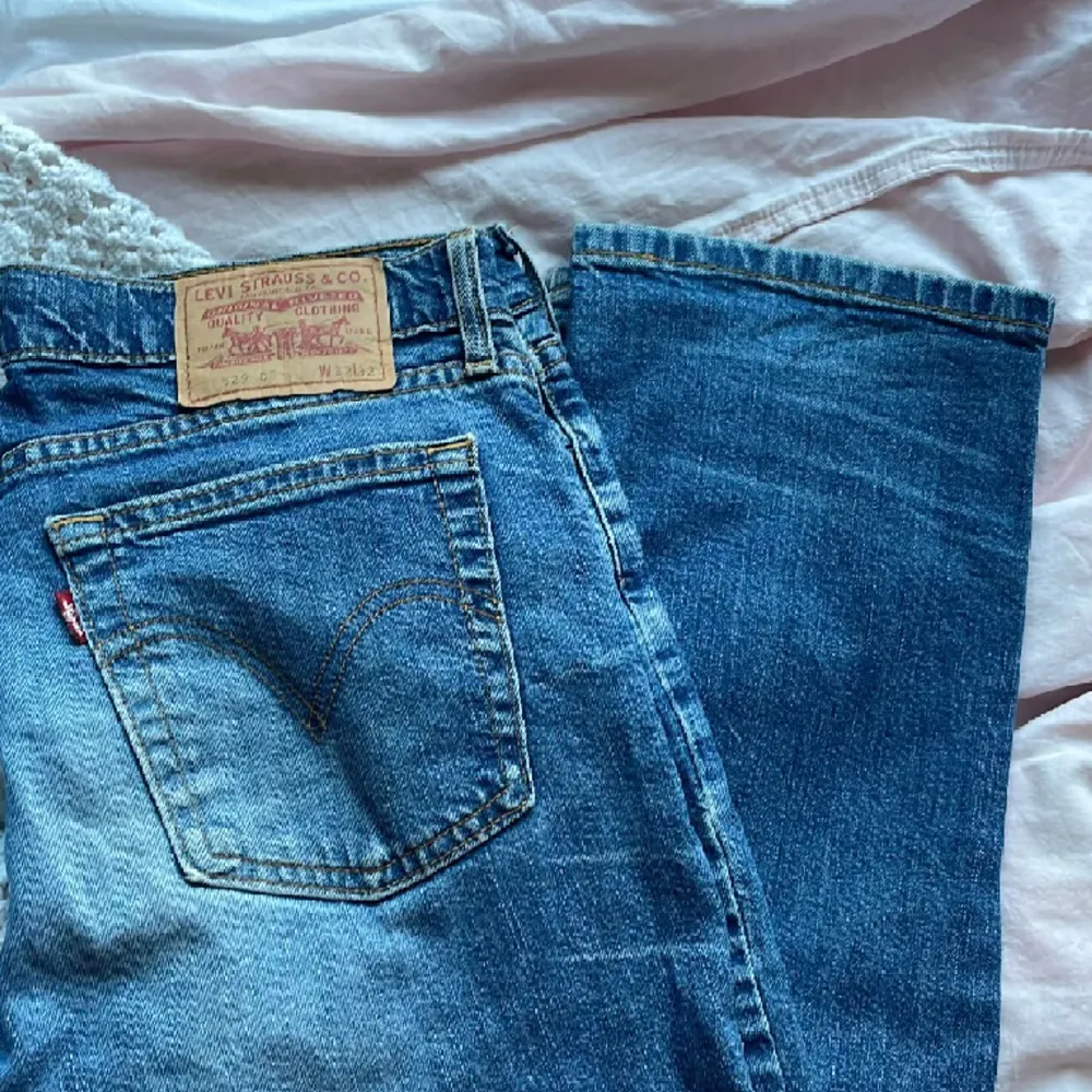 Jättesnygga lågmidjade jeans från Levis. Säljer då dom inte passar mig längre. Kom gärna med egna prisförslag!. Jeans & Byxor.