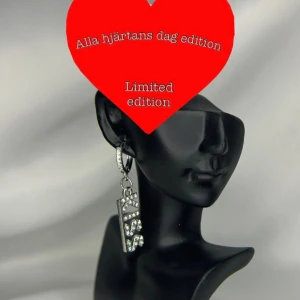 Kiss örhängen  - Kiss örhängen   Finns endast i silver 