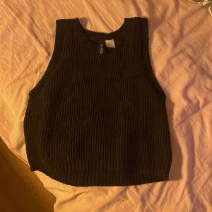 Stickat linne - En jättefin svart stickad linne,man kan även ha en långärmad tröja under så blir det jätte fin🫶🏻Skriv om ni vill ha mer bilder💗Säljer för att den tyvärr inte används❣️