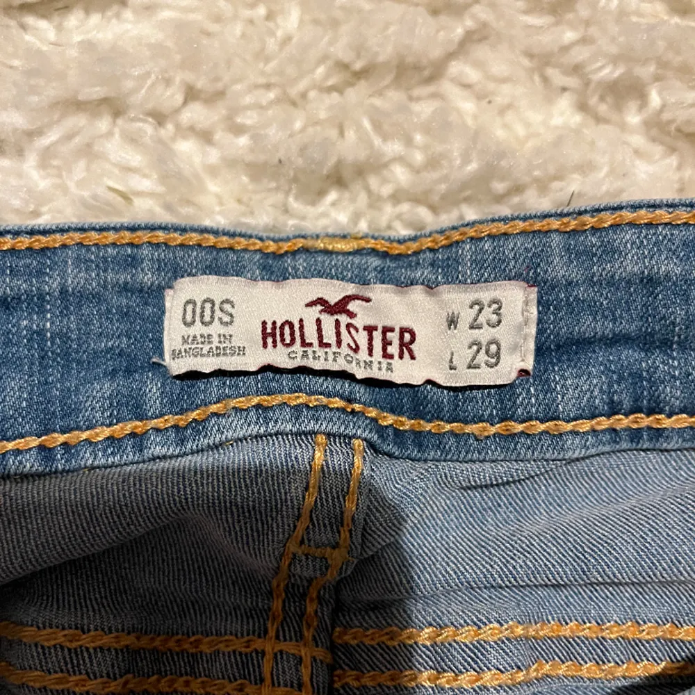 Ett par Hollister skinny jeans! Tyvärr för små för mig så därför säljer jag dem.  W 23 och L 29. Super snygga med hål i!. Jeans & Byxor.