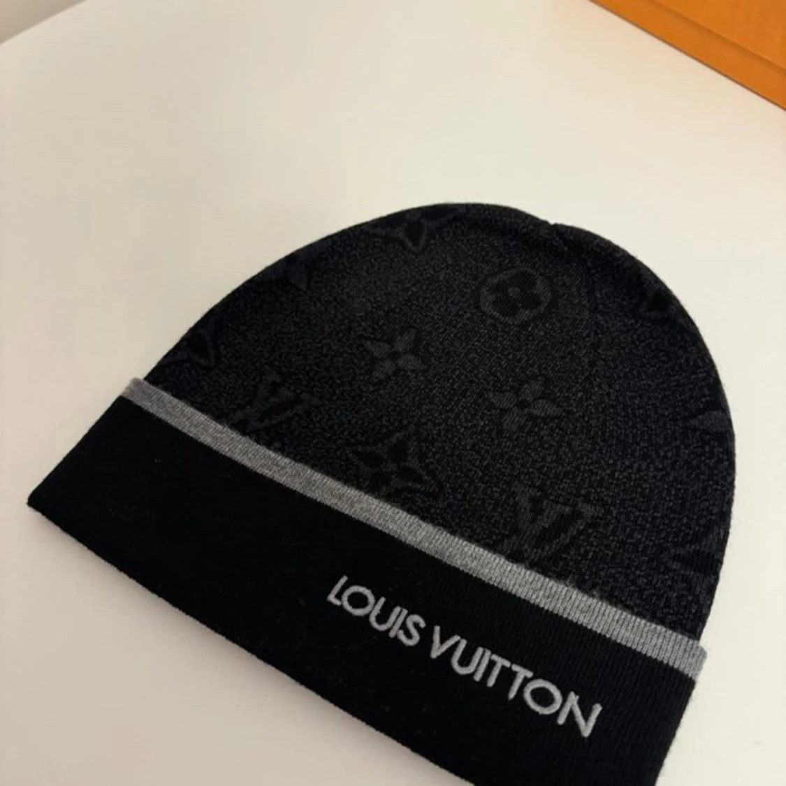 Louise Vuitton mössa  - 90