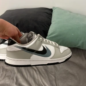 Low Dunks! - Blå, Vit och gråa Nike dunk skor i Extremt bra skick! Är använda ca 3 gånger och säljer för storleken inte passade. 