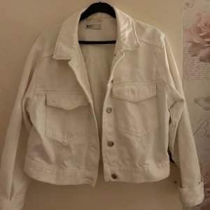 Vit jeans jacka - Vit jeans jacka där deffekten är smink vid krage! Syns däremot inte så mycket när man bär den och går säkert att få bort vid tvätt!