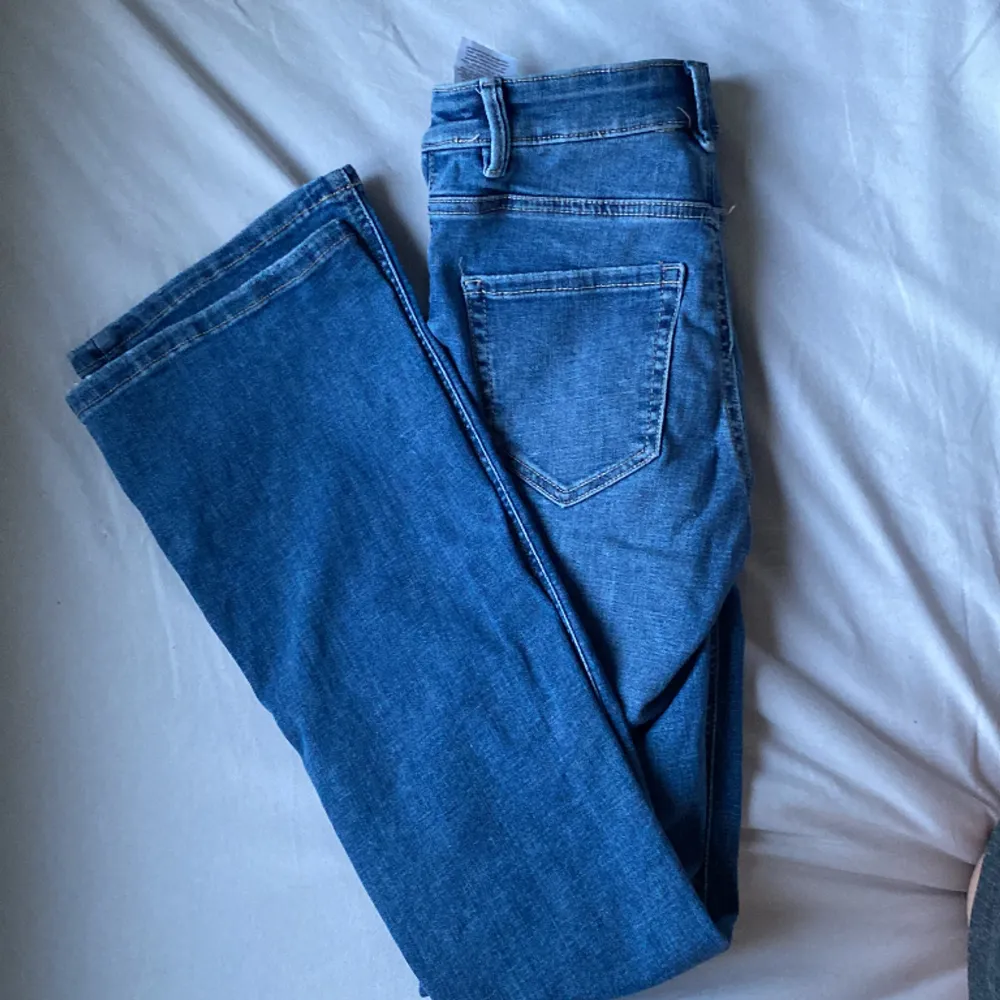 Jättesnygga jeans säljer för att jag inte har använt dom, är som helt nya, använt dom kanske Max 1-2 gånger, färgen är jättesnygg och älskar verkligen hur dom ser ut . Jeans & Byxor.