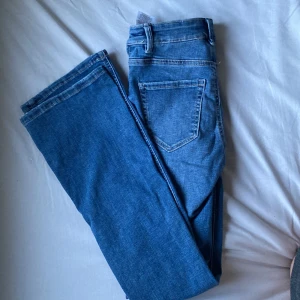 Jeans - Jättesnygga jeans säljer för att jag inte har använt dom, är som helt nya, använt dom kanske Max 1-2 gånger, färgen är jättesnygg och älskar verkligen hur dom ser ut 