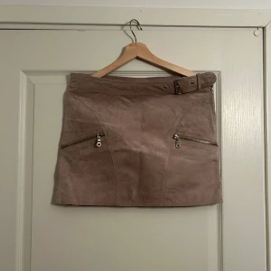 Miniskirt - Säljer min finaste minikjol i beige mocka. Från Stefanel. Obs att nederkanten på insidan har lossnat lite så den kan behöva fållas. Jag har dragit upp tyget lite vid knäppet för att kunna knäppa den längre in men syns inte alls på!!