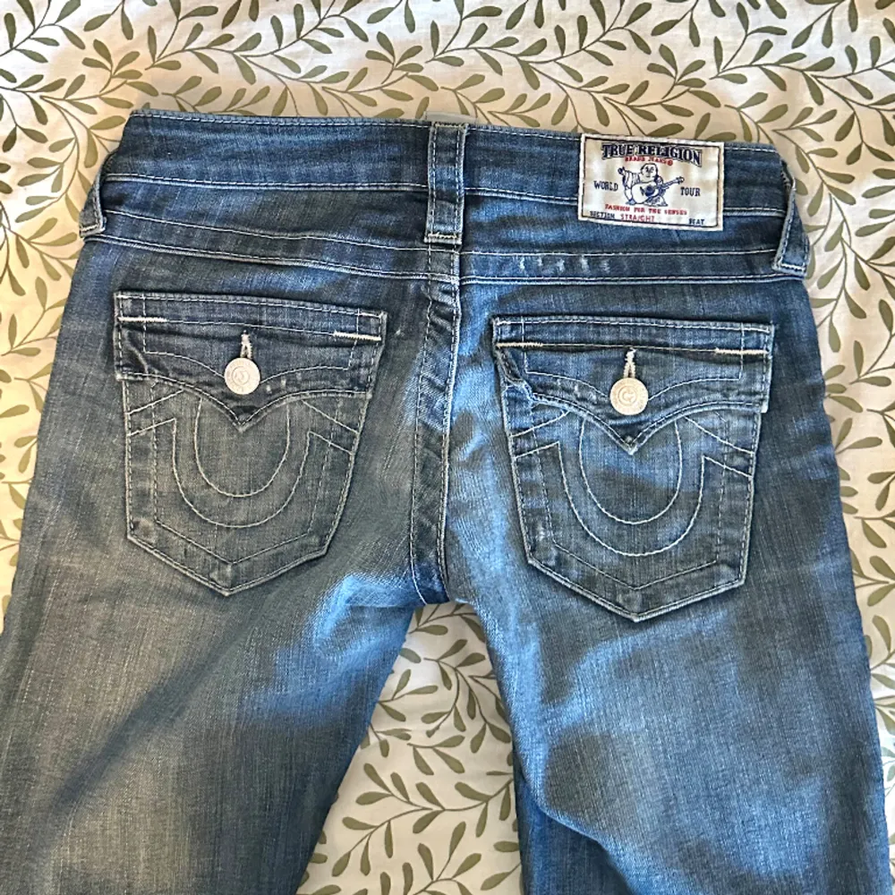 Säljer ett par jättefina lågmidjade raka True Religion jeans i storlek W25 så passar XS, fint skick, väldigt populära och svåra få tag på från 2000-talet, slitningarna är i modellen så är inte gjorda efter köp, priset kan diskuteras 😊. Jeans & Byxor.