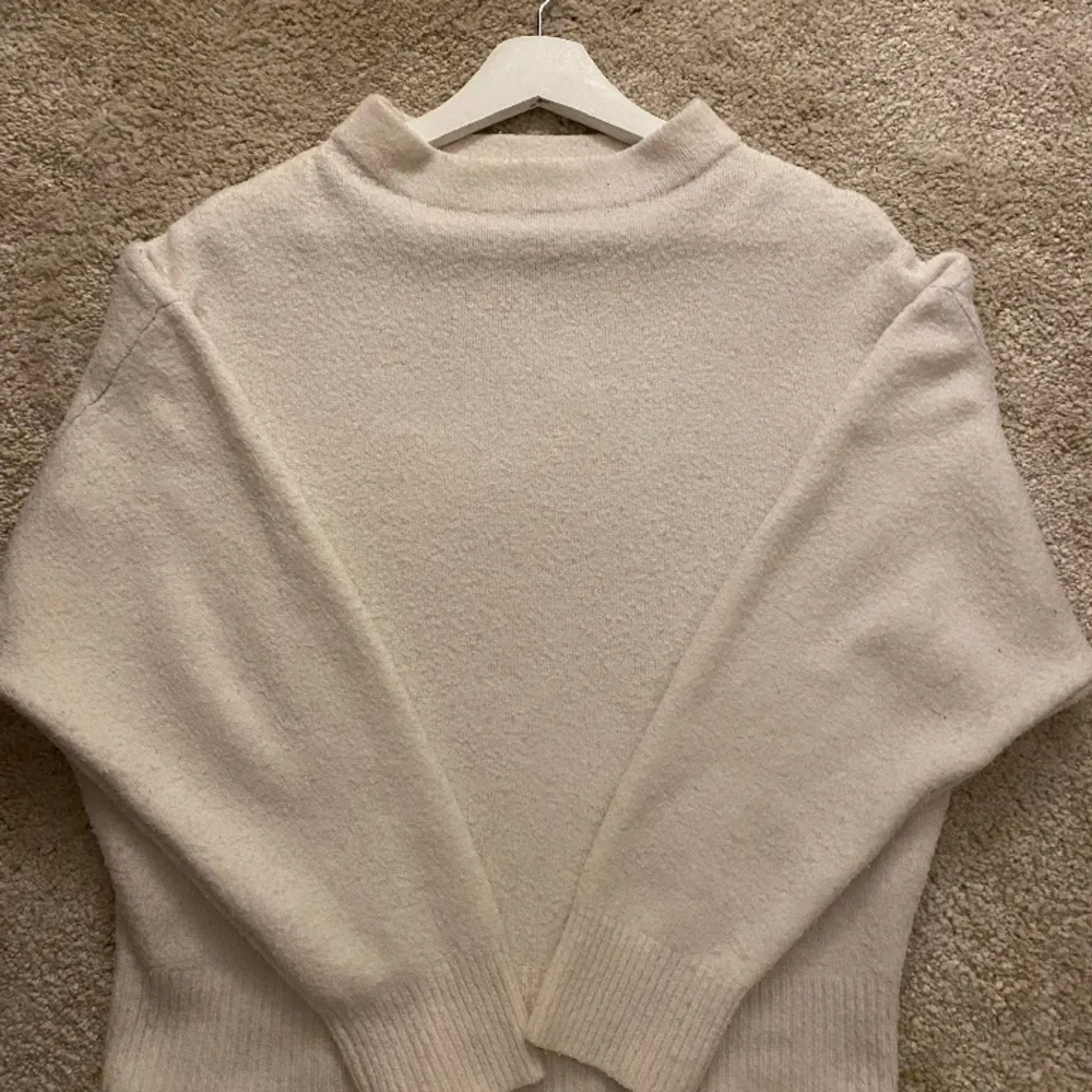 Säljer denna stickade vita tröjan från zara, köpt för 1-2år sedan. Säljer då den tyvärr inte kommer till användning längre och jag har många andra stickade tröjor. Tryck gärna på köp nu!❤️. Stickat.