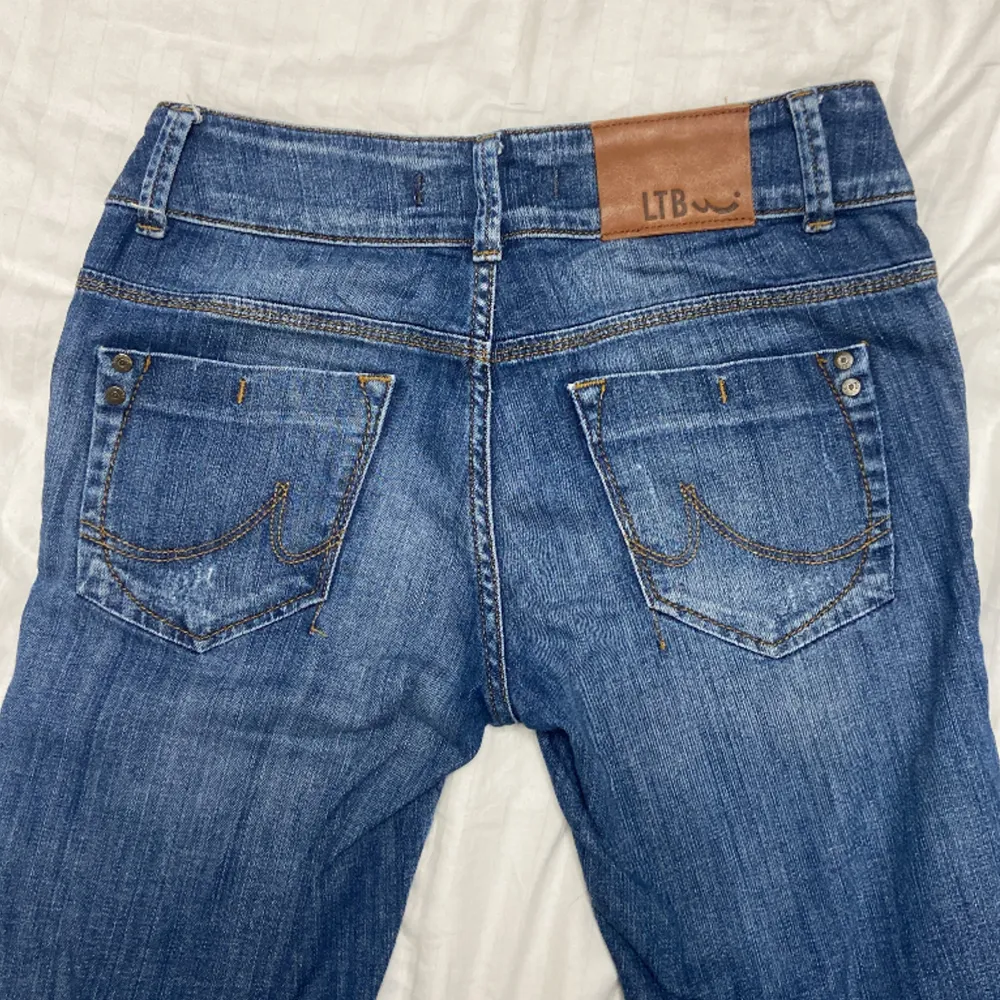 säljer dess ltb jeans med hål och två knappar på framsidan💖är gammalt modell som inte säljs längre💞. Jeans & Byxor.