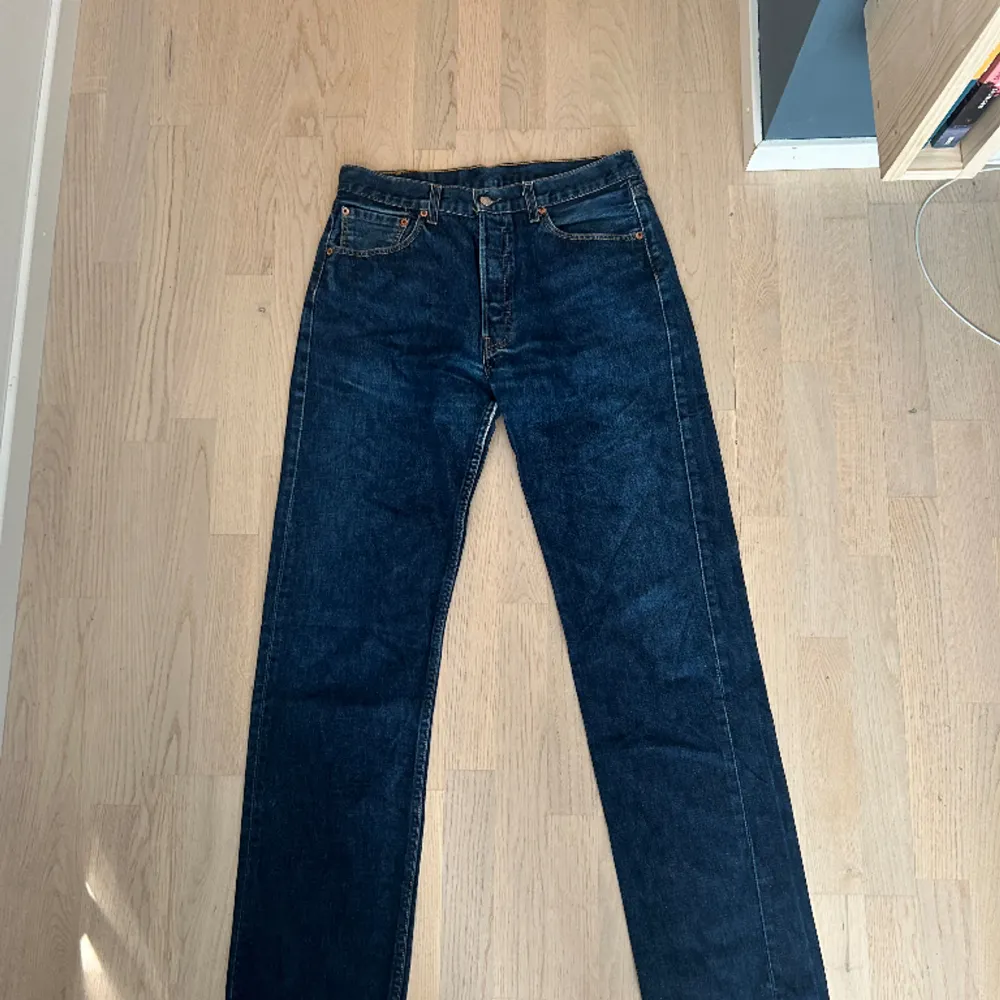 Snygga raka Levis jeans som har en mörkblå vintage tvätt. De passar både män och kvinnor, är i superfint skick och storlek W33 L34. Jeans & Byxor.