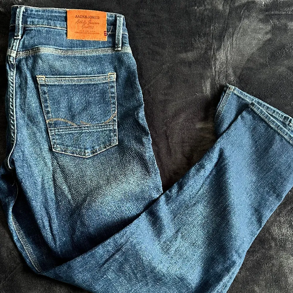 Knappt använda, köpta förra året  Modell på jeansen - mike  Storlek 31/34. Jeans & Byxor.