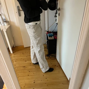 Kostymbyxor  - Kostymbyxor köpta på Vinted, men som tyvärr inte passade mig. Oklart vilken storlek det är, det står 48 i byxorna, men passar på mig och förra tjejen som har 36/s. Rejält tyg, fint skick!