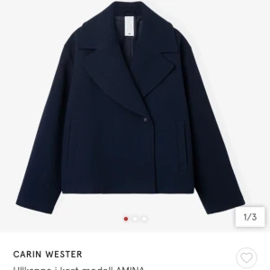 Marinblå kappa i ull! - Säljer min marinblåa kapp från Carin Wester då den inte kommer tillanvändning, nypris är 1500 men säljer för 700 🩷, perfekt nu till våren 