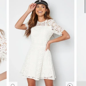 Studentklänning  - Säljer en helt oanvänd studentklänning eftersom jag köpte 3 stycken då jag inte kunde bestämma vilken jag skulle ha. Köptes för 699:- mitt pris 499:- Prislapp finns Storlek XS/32 Vid frågor eller om du vill ha fler bilder på den, kontakta gärna mig 🫶🏽