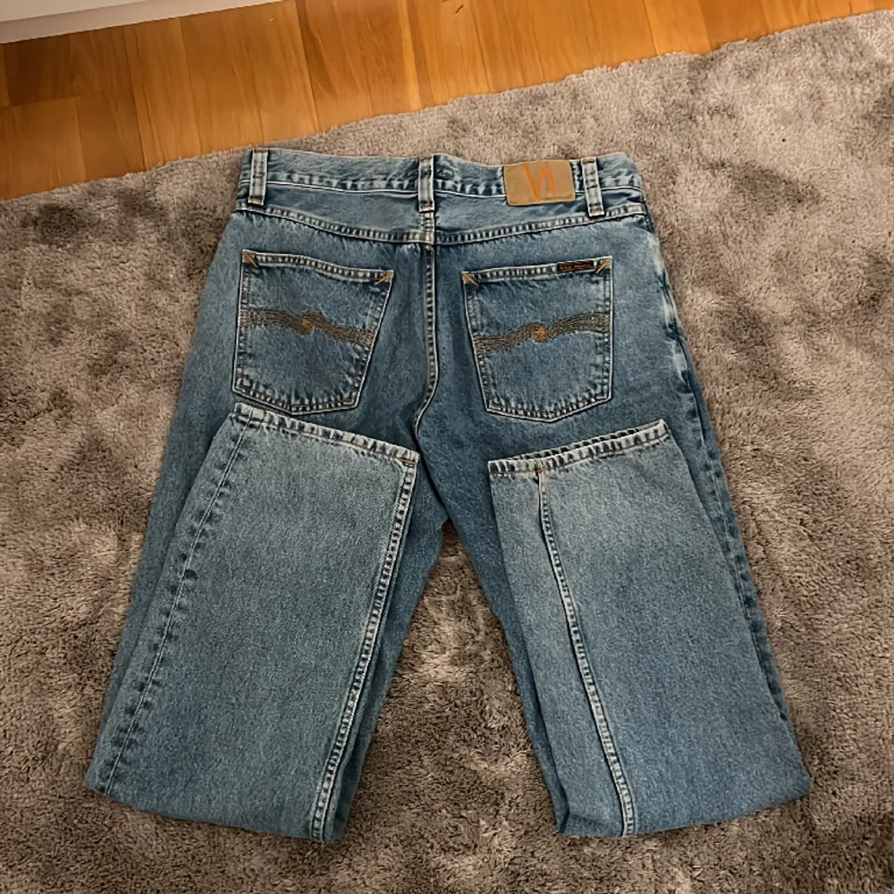 Köp 2 par nudie jeans för bara 1400kr. Går även att köpa ett par för 800kr. Jeansen är i väldigt bra skick och har livsgaranti för lagning av jeansen på nudie jeans affärer. Ena byxan är ljusblå och den andra svart.   Kontakta vid köp av ett par.. Jeans & Byxor.