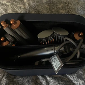 Dysonairwrap long complete  - Säljer min dysonairwrap long complete, Max använd fyra gånger så princip i nyskick ❤️ köpt för ca 7000kr, säljer då den inte kommer till så mycket användning.