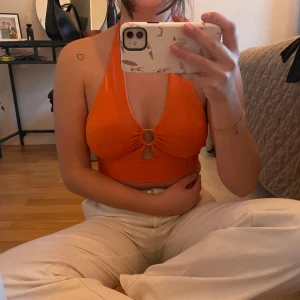 Orange halter top - Jättesöt orange topp köpt i Australien. Endast använda två gånger så superbra skick☺️ 