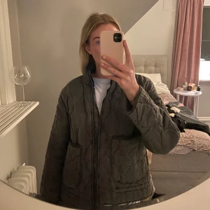 Jacka från zara  - Superfin lite tunnare jacka från zara, använd ett fåtal gånger men är i superfint skick! Säljes endast för bra pris! 