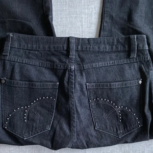 Flash-jeans - Sparsamt använda, mycket bra skick. Innerbenslängd: 78 cm. Midja: 40 cm. Hör gärna av er vid frågor! :)
