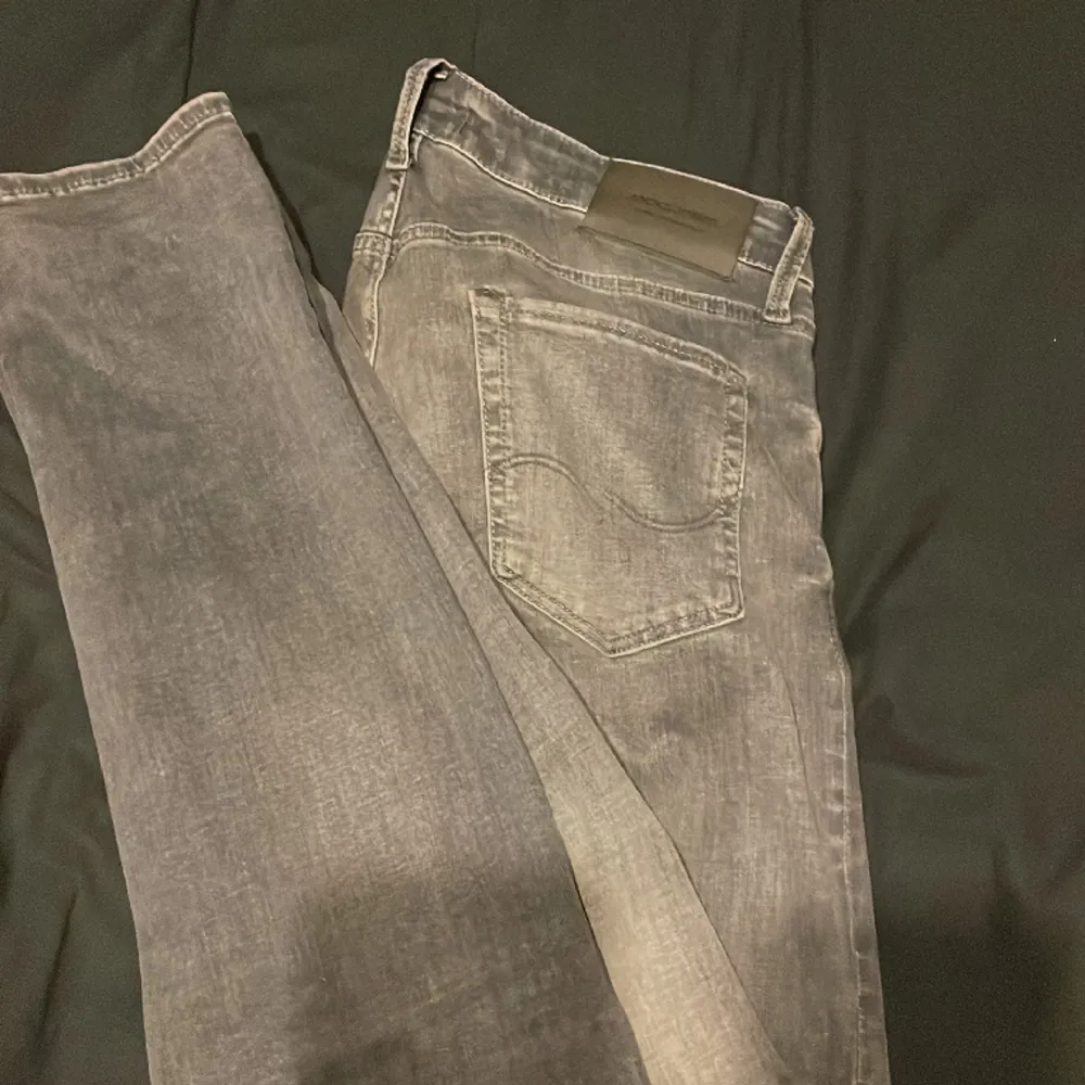 Jack&jones jeans andvända 3-4 gånger säljs för att dom inte passar storlek 31 34 . Jeans & Byxor.