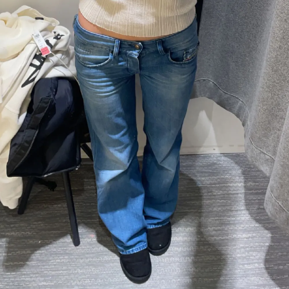 skitsnygga lågmidjade jeans! Säljer då jag har för många. Jätte fint skick, inga defekter alls. Passar mig som är en 34/36 a, jag är 170cm som referens 😌. Jeans & Byxor.