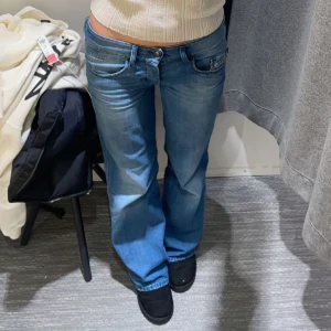 Lågmidjade jeans - skitsnygga lågmidjade jeans! Säljer då jag har för många. Jätte fint skick, inga defekter alls. Passar mig som är en 34/36 a, jag är 170cm som referens 😌